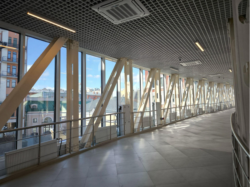 56-метровый стеклянный мост, соединяющий новый корпус с историческим зданием, получил название «парящий»