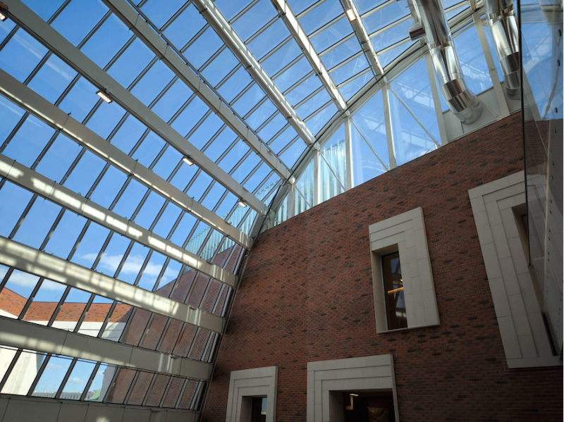 Архитектурная особенность выставочного пространства – большой стеклянный атриум