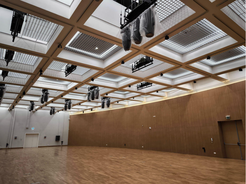 Стены выставочных залов облицованы специальными акустическими материалами, обеспечивающими идеальную слышимость