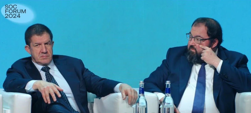 В пленарной сессии SOC Forum 2024 приняли участие руководитель Минцифры Максут Шадаев (справа) и глава «Ростелекома» Михаил Осеевский (слева)