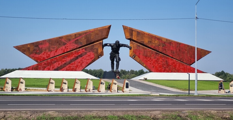 Архитектурно-скульптурный мемориал в поселке Поныри Курской области