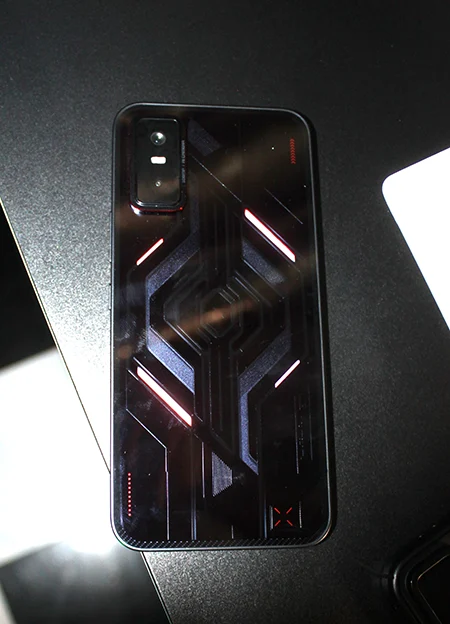 Светодиодная подсветка на задней панели GT30 Pro Limited Edition
