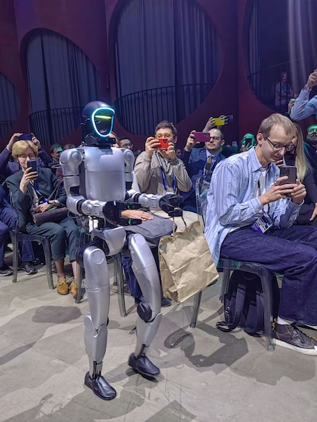 Робот Яндекса смог донести пакет с заказом 