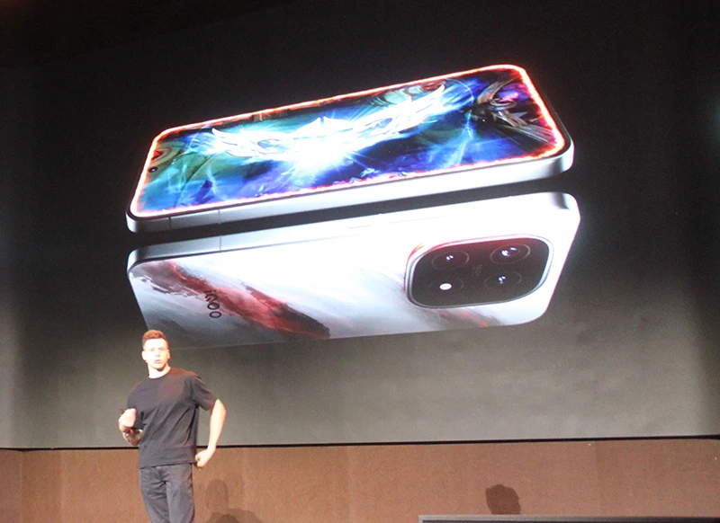 По периметру экрана iQOO 15 имеется специальная подсветка, реагирующая на различные события в играх По периметру экрана iQOO 15 имеется специальная подсветка, реагирующая на различные события в играх