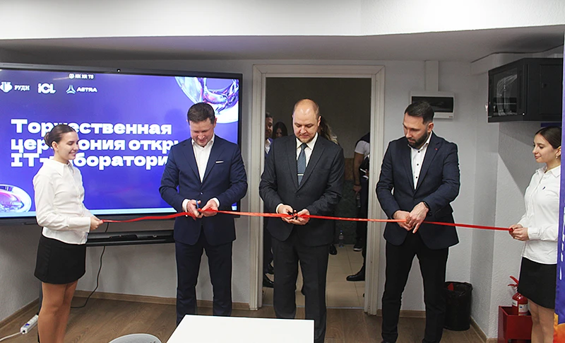 Слева направо: ректор РУДН Олег Ястребов, директор департамента развития и продаж в образовании «Группы Астра» Роман Борисов и директор по развитию бизнеса «ICL Техно» Алексей Щедров Слева направо: ректор РУДН Олег Ястребов, директор департамента развития и продаж в образовании «Группы Астра» Роман Борисов и директор по развитию бизнеса «ICL Техно» Алексей Щедров