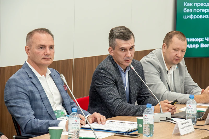 Алексей Чистяков (в центре)