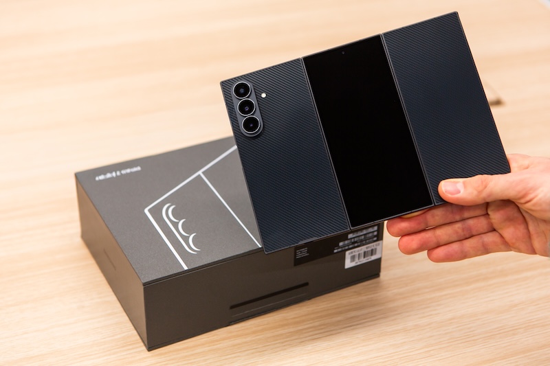 Задняя сторона и основной блок камер Samsung Galaxy Z Trifold Задняя сторона и основной блок камер Samsung Galaxy Z Trifold