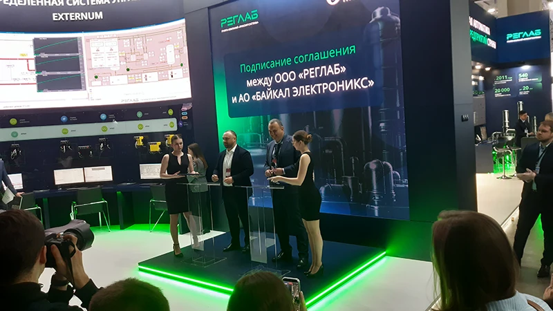 Генеральный директор &laquo;Байкал Электроникс&raquo; Андрей Евдокимов (слева) и генеральный директор &laquo;РЕГЛАБ&raquo; Андрей Ульянов на церемонии подписания соглашения