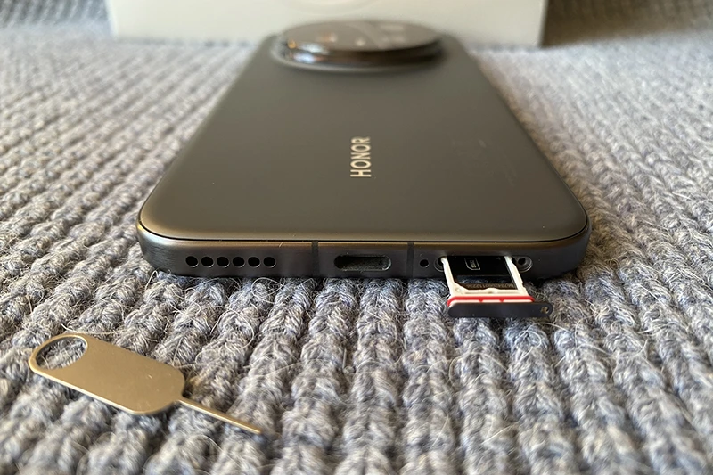 Нижний торец HONOR Magic 8 Pro, слот для SIM-карт