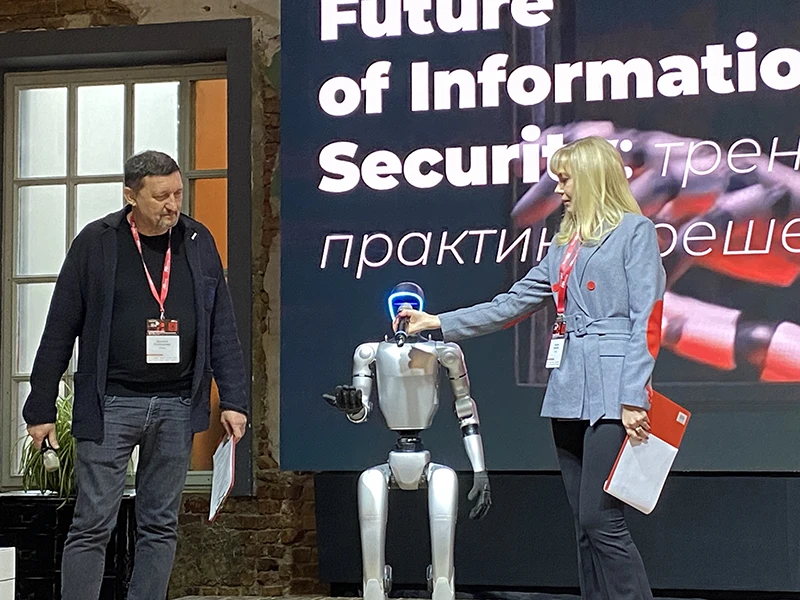 Соведущим конференции FIS стал робот Ари