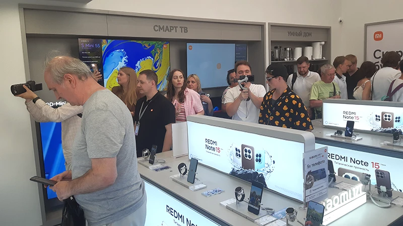 Первые посетители нового флагманского магазина Xiaomi