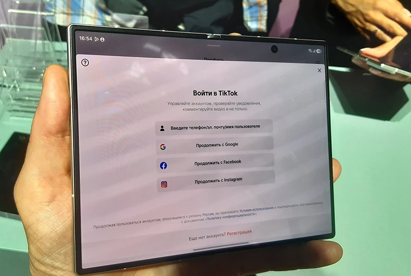 Складной флагманский смартфон Samsung Galaxy Z Fold8