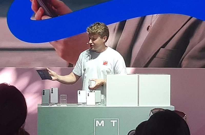 Складной смартфон Samsung Galaxy Z Fold8 очень компактный