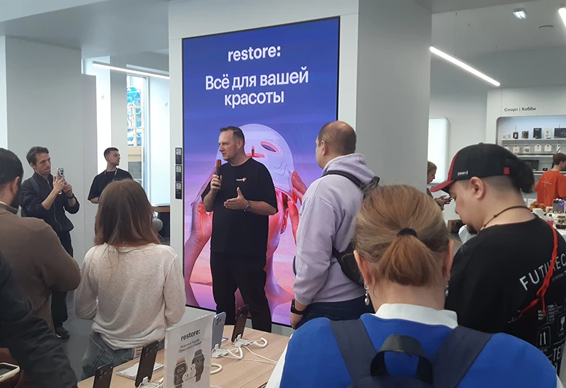 Вице-президент Inventive Retail Group Роман Роменский демонстрирует новую модель Apple iPhone 18 Pro Вице-президент Inventive Retail Group Роман Роменский демонстрирует новую модель Apple iPhone 18 Pro