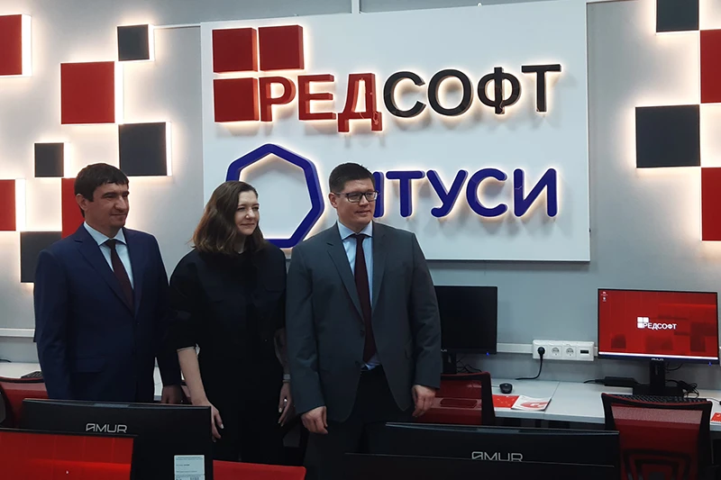 Рустам Рустамов (РЕД СОФТ), Анастасия Казанцева (Минцифры России) и Сергей Ерохин (МТУСИ) (слева направо)