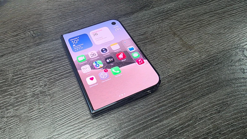 iPhone Duo в сложенном состоянии iPhone Duo в сложенном состоянии